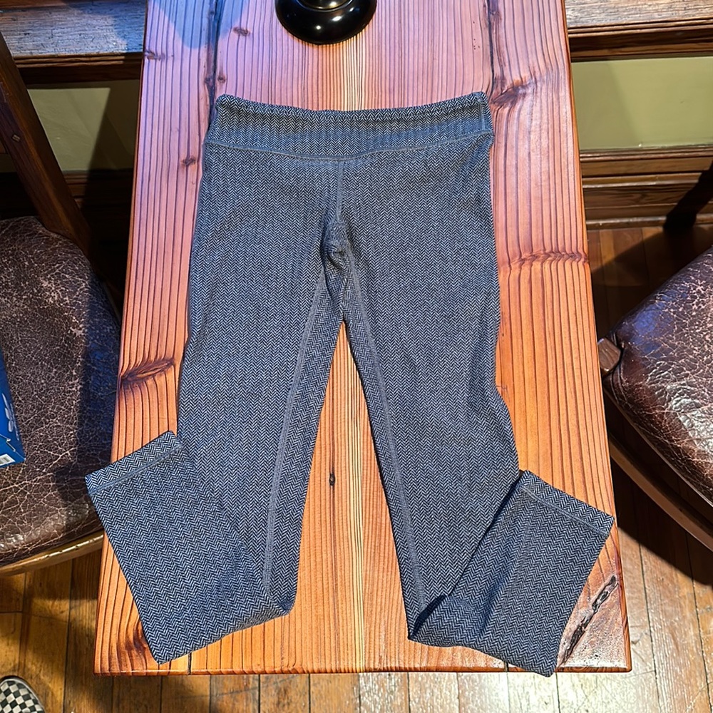 Ivivva RARE grey patterned leggings, Size 8